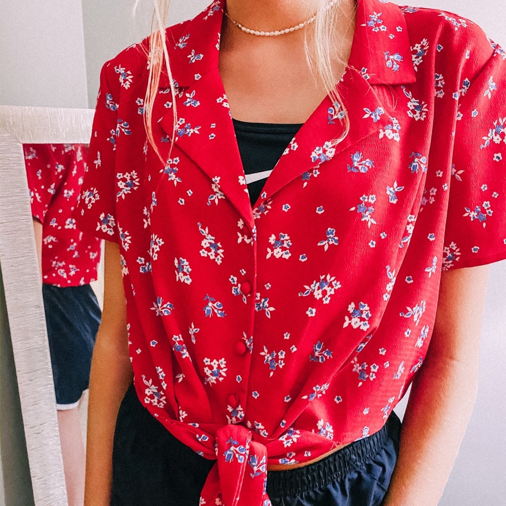 fun floral button-down blouse⭐️🌺